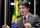Randolfe vai ao STF para apresentar queixa-crime contra Bolsonaro por difamação