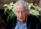 Noam Chomsky (97), filósofo: «Nos hacen creer que la felicidad es acumular bienes materiales, y eso nos mantiene pasivos y aislados»