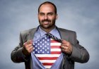 Trump agradece trairagem de Eduardo Bolsonaro e o presenteia com o título de cidadão americano