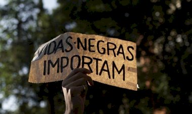 Para o Carrefour, negros e cachorros brasileiros são a mesma coisa.