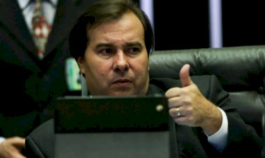 Maia chama Bolsonaro de covarde em meio a disputas da vacinação e na Câmara