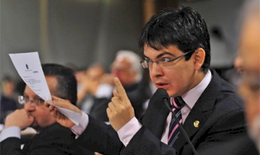 Randolfe: 'Considero inevitável ter que convocar a Mia Khalifa para a CPI'