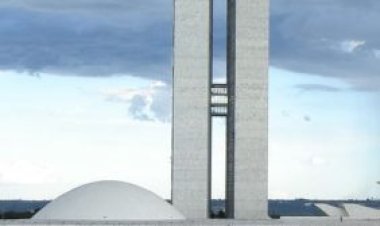 Sob críticas, Senado aprova texto-base da MP da Eletrobras