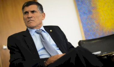 General Santos Cruz quer “reação forte das pessoas e instituições”, contra arroubos golpistas