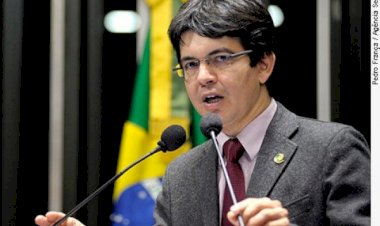 Randolfe vai ao STF para apresentar queixa-crime contra Bolsonaro por difamação
