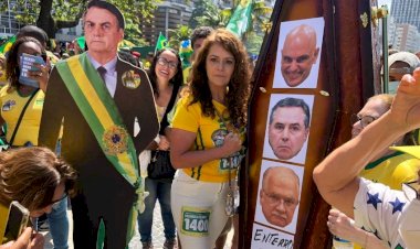Manifestantes a favor de Bolsonaro carregam faixas com frases antidemocráticas no 7 de Setembro