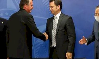 PF ENCONTRA NA CASA DE TORRES MINUTA PARA BOLSONARO MUDAR RESULTADO DA ELEIÇÃO