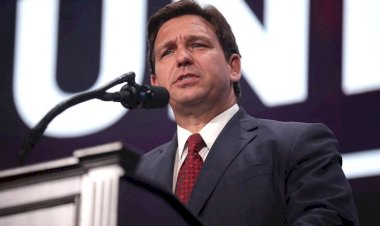 Ron DeSantis desiste de corrida à Casa Branca e declara apoio a Trump