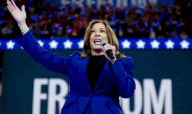 Kamala chega à convenção democrata em clima de euforia