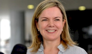 A melhor homenagem a Getúlio é continuar sua luta, diz Gleisi Hoffmann