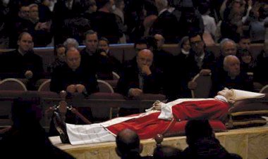 Cerca de 400 mil pessoas estiveram presentes no funeral do papa Francisco, dizem autoridades