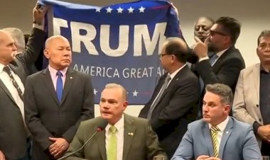 Vexame: bolsonaristas, traidores da pátria, erguem faixa em homenagem a Trump