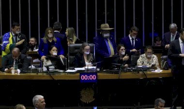 Deputados bolsonaristas impedem sessão na Câmara e batem boca com líder do PT; veja