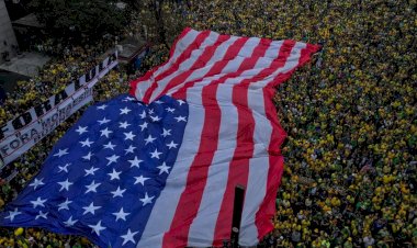Independência ou Dependência? Bandeirona dos EUA rouba a cena no 7 de Setembro bolsonarista