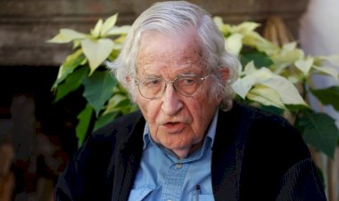 Noam Chomsky (97), filósofo: «Nos hacen creer que la felicidad es acumular bienes materiales, y eso nos mantiene pasivos y aislados»