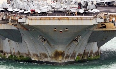 El USS Abraham Lincoln llega a Tailandia mostrando su deterioro tras 286 días en el mar