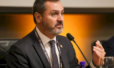Mendonça afasta diretor da PF para seguir acobertando crimes de Flávio Bolsonaro