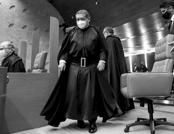 OS VESTÍGIOS DA NOITE