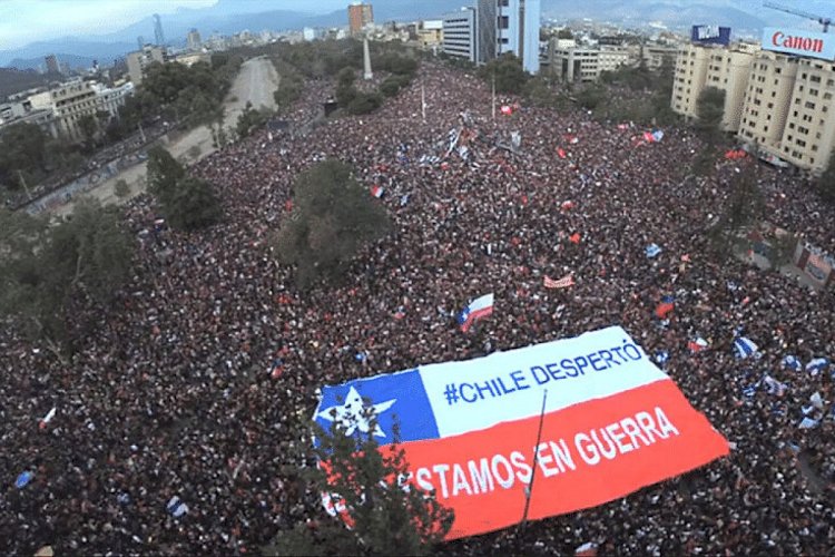 79% dos chilenos decidem enterrar Constituição de Pinochet e povo lota as ruas para comemorar .