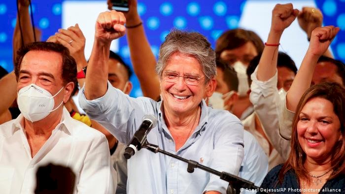 Direitista Lasso vence eleições no Equador; Arauz agradece por votos e militância