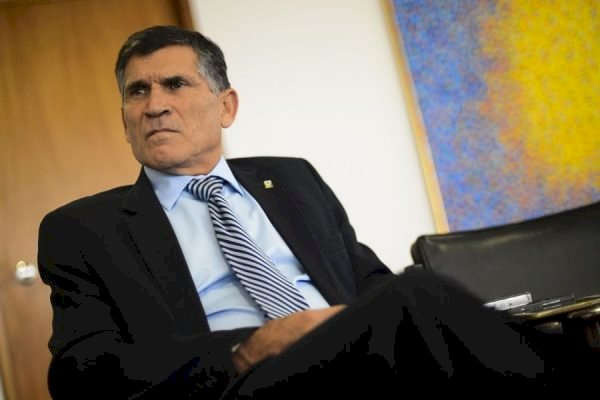 General Santos Cruz quer “reação forte das pessoas e instituições”, contra arroubos golpistas