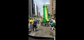 “Pirocão” verde e amarelo foi trollagem de estudantes infiltrados Objeto fálico foi inflado durante a concentração do ato dos bolsonaristas na cidade de São Paulo