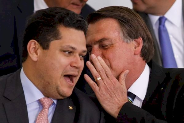 Bolsonaro se reúne com Mendonça e reafirma apoio diante de impasse com Alcolumbre