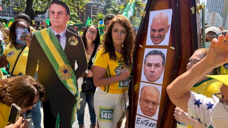 Manifestantes a favor de Bolsonaro carregam faixas com frases antidemocráticas no 7 de Setembro