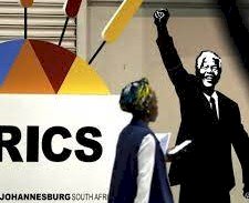 BRICS pretende criar sistema de pagamento para excluir dólar, diz MRE sul-africano