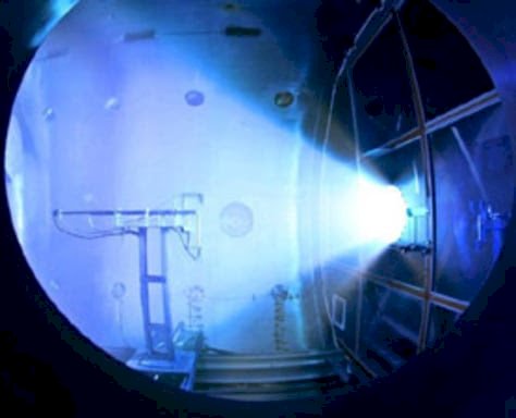Rússia testa 1º sistema de propulsão de foguete de plasma baseado em crípton
