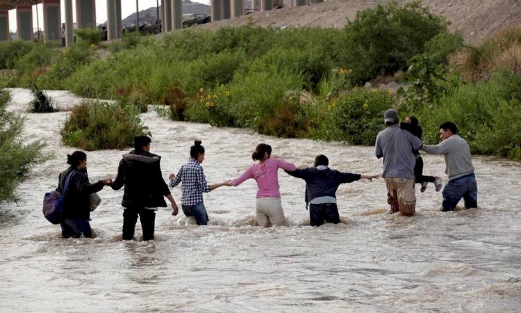 EUA: agentes são orientados a empurrar crianças imigrantes para dentro de rio