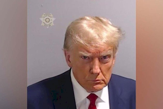 Trump se entrega à Justiça, é fichado na Geórgia e fotografado pela 1ª vez como réu