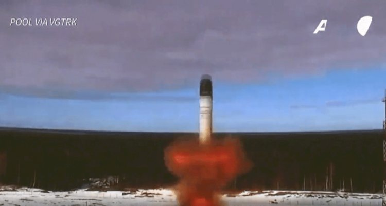 Rússia carrega míssil hipersônico com capacidade nuclear em sítio de lançamento