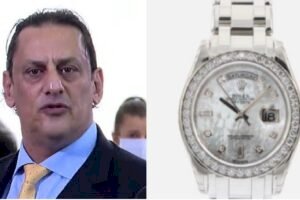 Documentos do FBI mostram que Wassef recomprou relógio presenteado a Bolsonaro