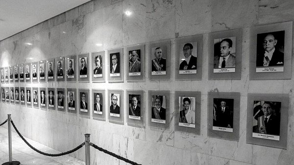 Galeria de ex-presidentes no Planalto tem erros em nomes e datas