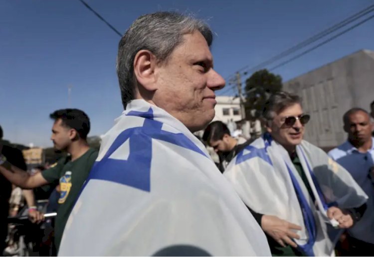 Tarcísio se enrola na bandeira de Israel em meio ao genocídio de palestinos