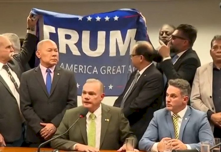 Vexame: bolsonaristas, traidores da pátria, erguem faixa em homenagem a Trump