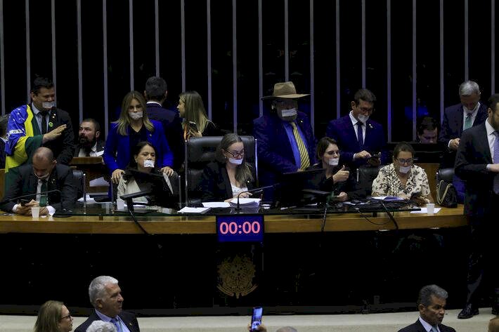 Deputados bolsonaristas impedem sessão na Câmara e batem boca com líder do PT; veja