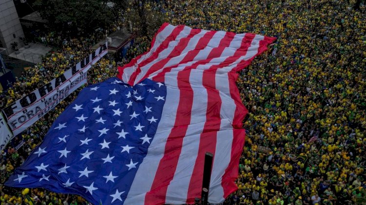 Independência ou Dependência? Bandeirona dos EUA rouba a cena no 7 de Setembro bolsonarista