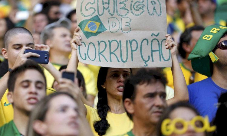A máquina de histeria moral das elites