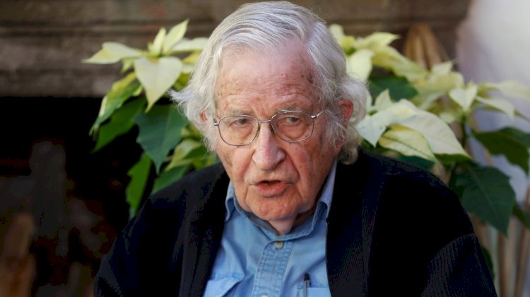 Noam Chomsky (97), filósofo: «Nos hacen creer que la felicidad es acumular bienes materiales, y eso nos mantiene pasivos y aislados»