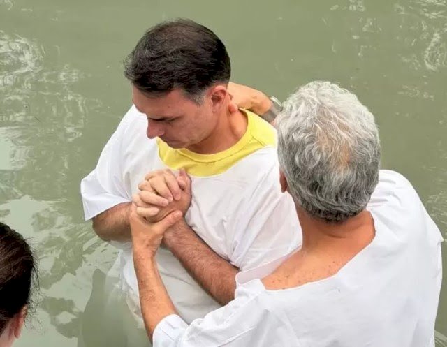 Por que a imagem de Jair Bolsonaro com evangélicos não cola em Flávio