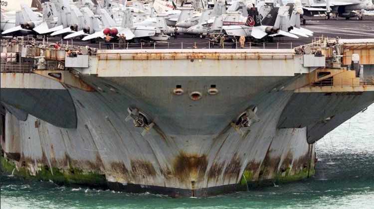 El USS Abraham Lincoln llega a Tailandia mostrando su deterioro tras 286 días en el mar