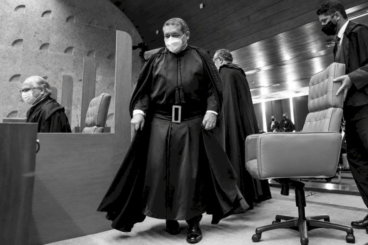 OS VESTÍGIOS DA NOITE