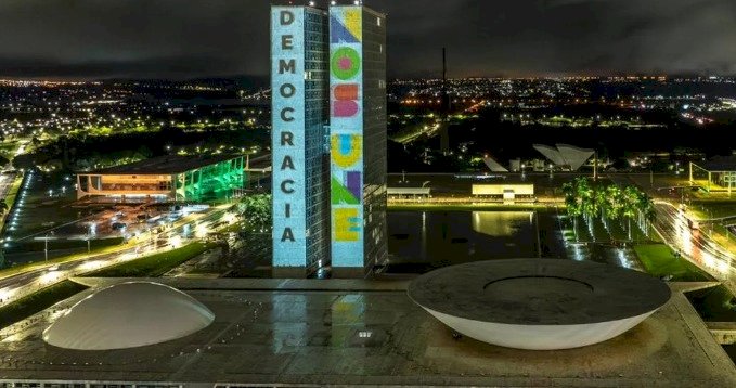 A democracia resiste e continua viva