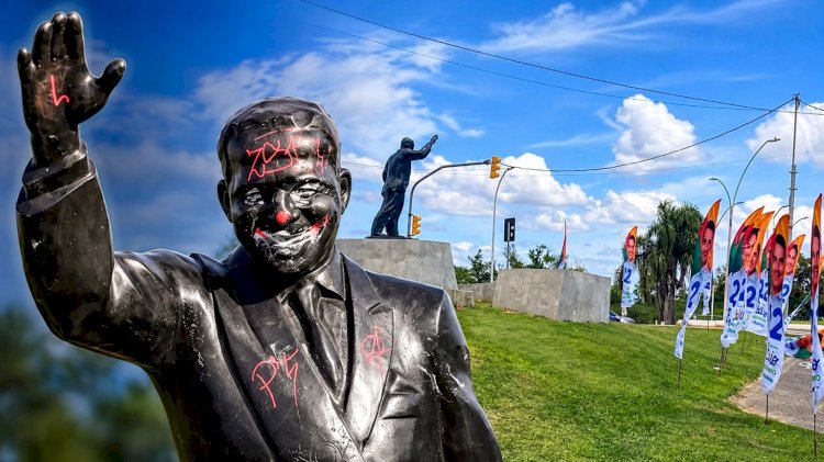 Viúva de Jango exige restauração de estátua vandalizada por bolsonaristas em Porto Alegre